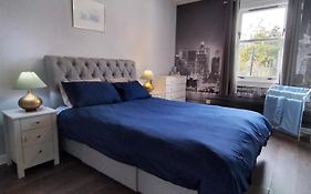 Cosy 2-Bdr Apartment & 15 Minutes To Edinburgh By Train & Free Parking